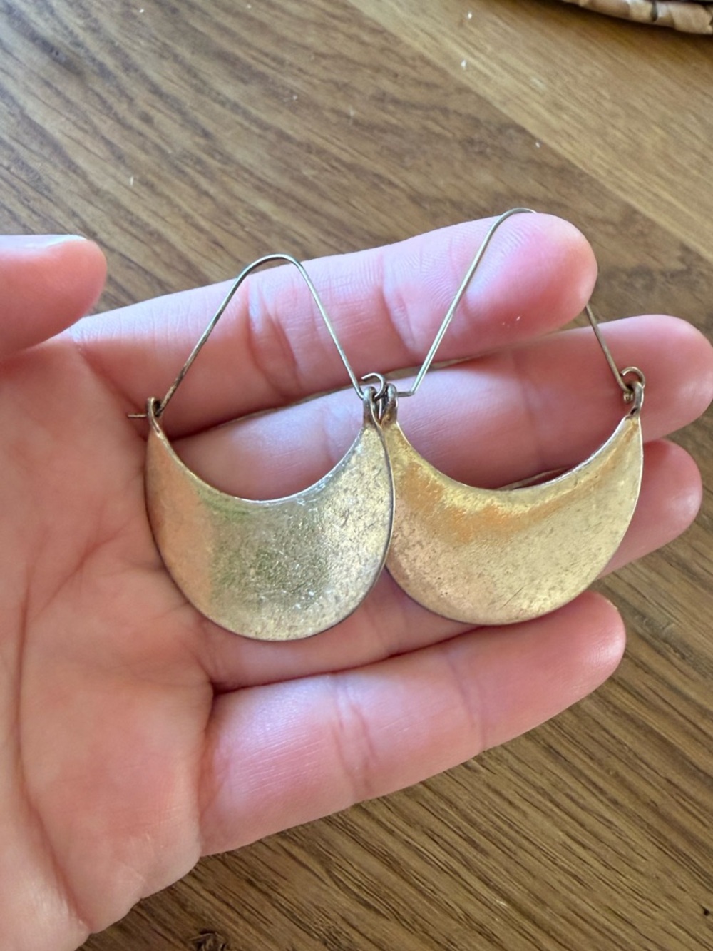 Vintage gold crescent earrings - Picture 2 of 6